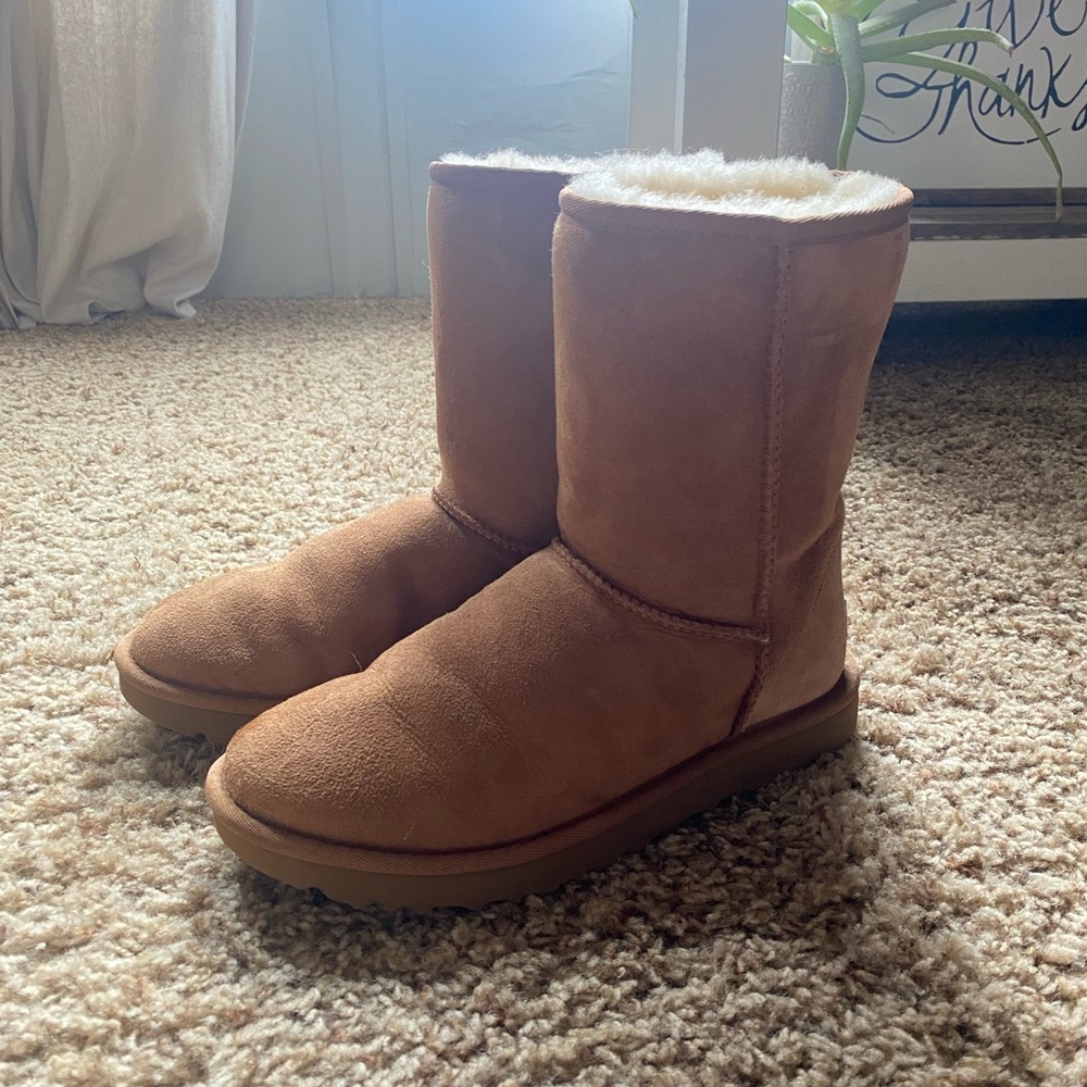 UGG Classic Short 2. Size 8 womens. GUC!